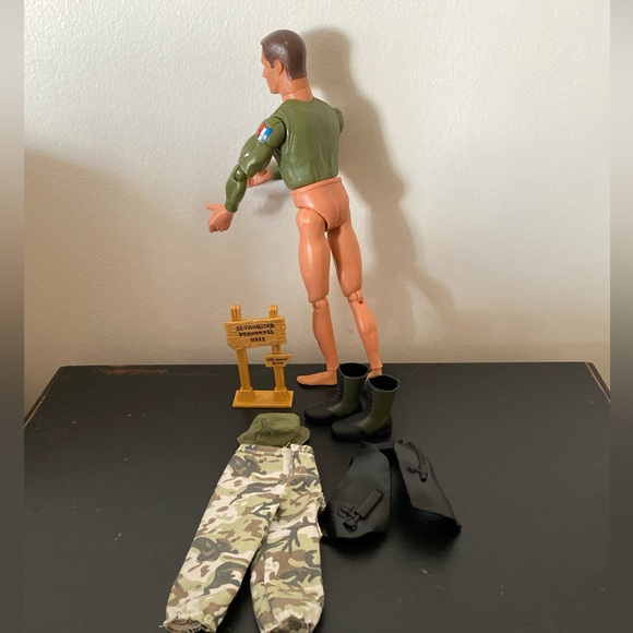Vintage 1996 Hasbro Pawtucket GI Joe Action Figure Doll & special forces tank - Picture 12 of 13